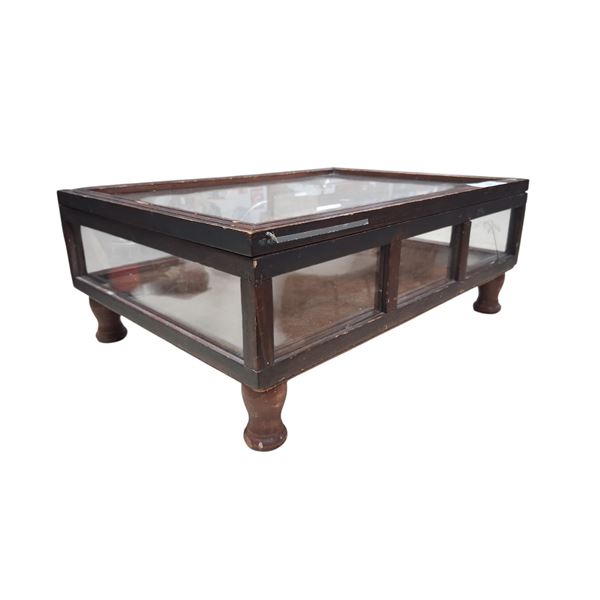 Vintage glass display case, with one cracked panel, 21.5"x15.5"x8.5"