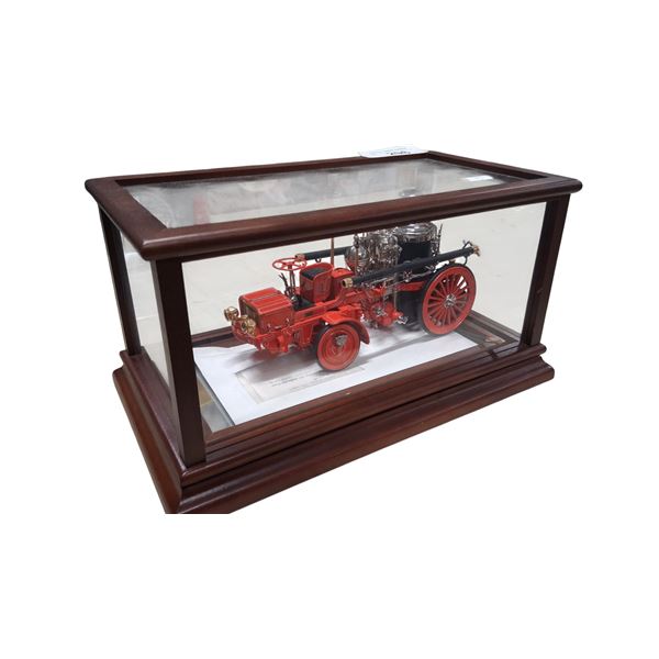 Highly detailed fire pumper truck in case 12"x6.5"x6.5" Franklin Mint