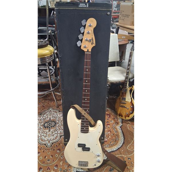 Fender Precission electric bass with case MIM