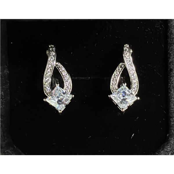 *NEW* PLATINUM PLATED PRINCESS CUT SIMULATED DIAMOND (CZ) LEVERBACK EARRINGS: 0.8 CT EACH