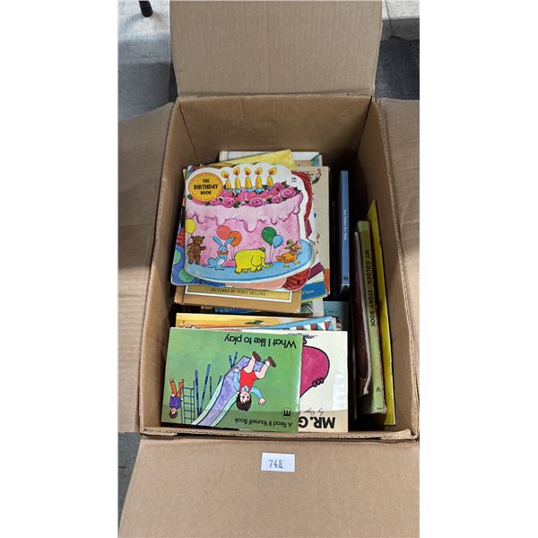 BOX OF ASSORTED VINTAGE CHILDREN'S BOOKS