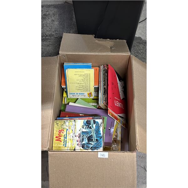 BOX OF ASSORTED VINTAGE CHILDREN'S BOOKS