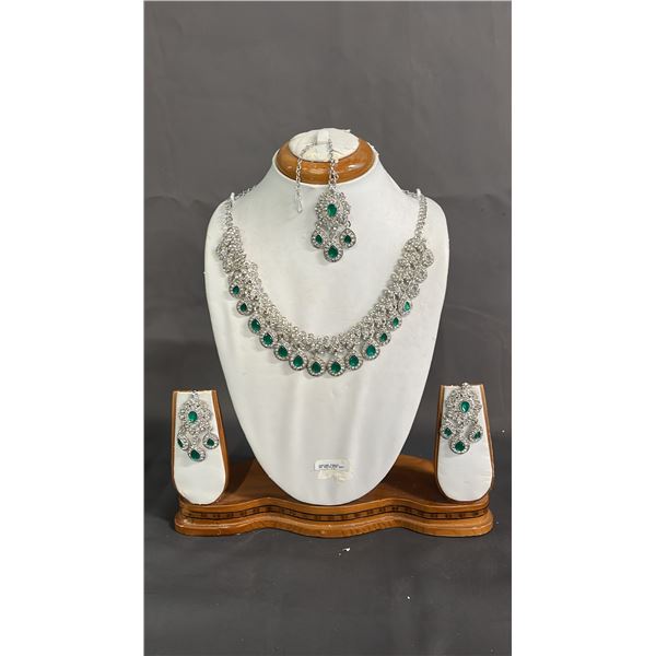 CRYSTAL FASHION NECKLACE SET WITH DISPLAY