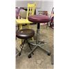 Image 4 : LOT OF ASSORTED CHAIRS AND STOOLS