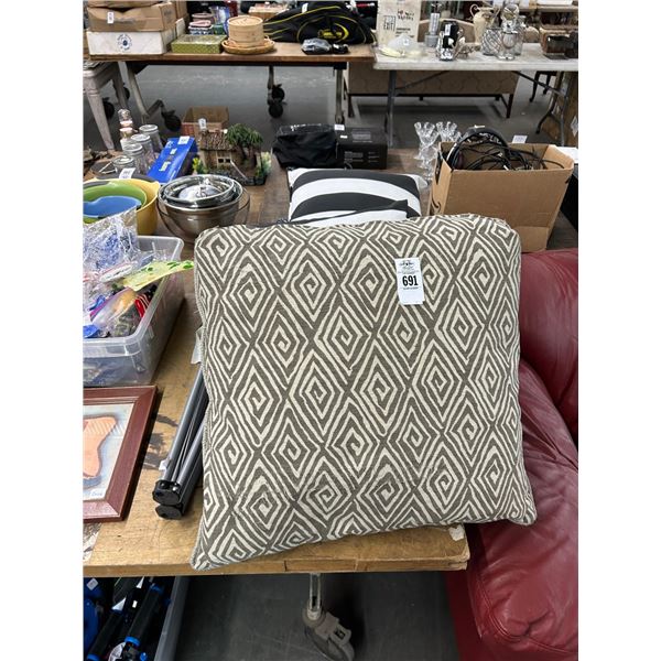 Folding Chair, Designer Pillows