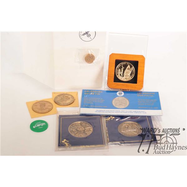 Tray lot of collectible coins and tokens including Pope John Paul II gold plate coin in wooden box, 