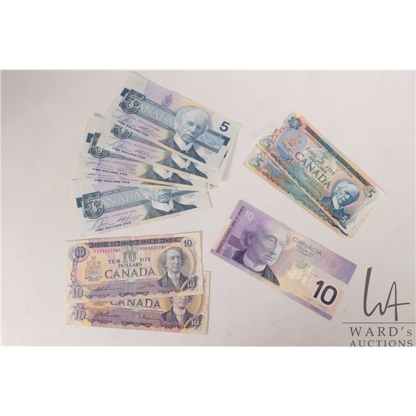 Selection of Bank of Canada bank notes including a 1972 $5, 1979 $5, five 1986 $5, two 1971 $10 and 