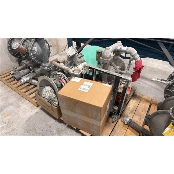 PALLET OF 1 INDUSTRIAL PUMP AND ASSORTED PUMP PARTS