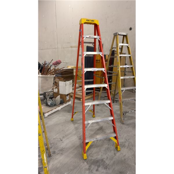 WERNER 300 LBS. CAPACITY 8FT FIBERGLASS AND ALUMINIUM STEP LADDER