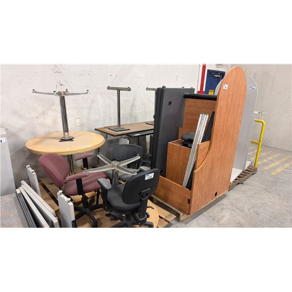 GROUP OF ASSORTED OFFICE FURNITURE - DESKS, CHAIRS, TABLES, CREDENZA (6 PALLETS)