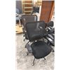 Image 2 : GROUP OF 6 BLACK OFFICE CHAIRS
