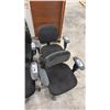 Image 4 : GROUP OF 6 BLACK OFFICE CHAIRS