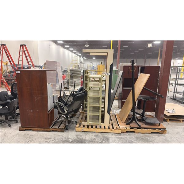 GROUP OF ASSORTED OFFICE FURNITURE - DESKS, CHAIRS, SHELVES, TABLES, ETC (6 PALLETS)