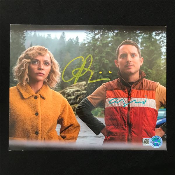 ELIJAH WOOD AND CHRISTINA RICCI DUAL SIGNED YELLOWJACKETS 8X10 - WWOC COA