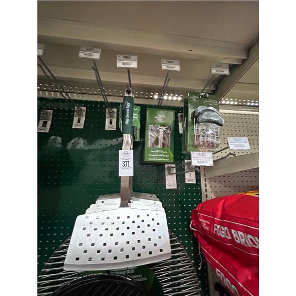Big Green Egg Asst. Wide Spatulas, Meat Claw, Flavor Injectors