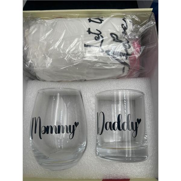 Two Glasses With Text ‘Mommy’ and ‘Daddy’ and Fabric Item [x=#82