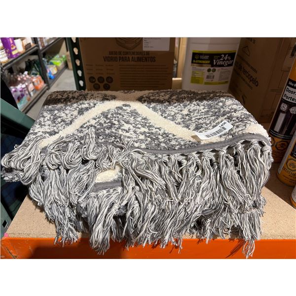Mineral Spring Polyester Area Rug, Gray and White, 152 cm x 177 cm