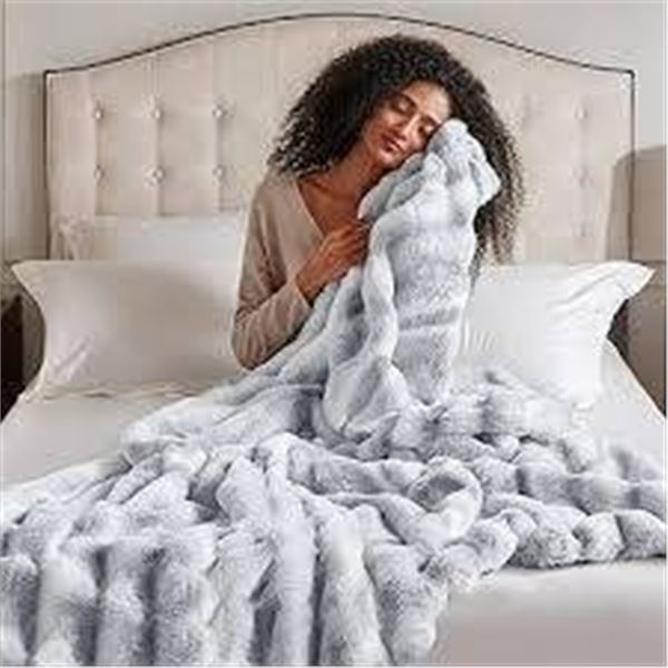 House & Home Luxe Faux Fur Throw 152 x 177 cm by Lynda Reeves