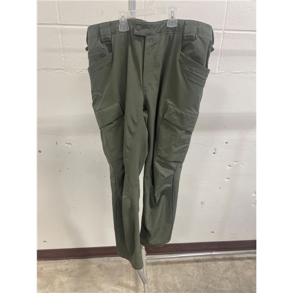 Under Armour Cargo Pants, Green, Size 40/30, Made in Cambodia