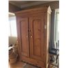 Image 1 : Pine Armoire C