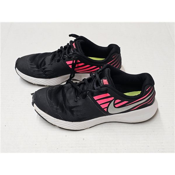 Women’s Nike shoes (size 6)