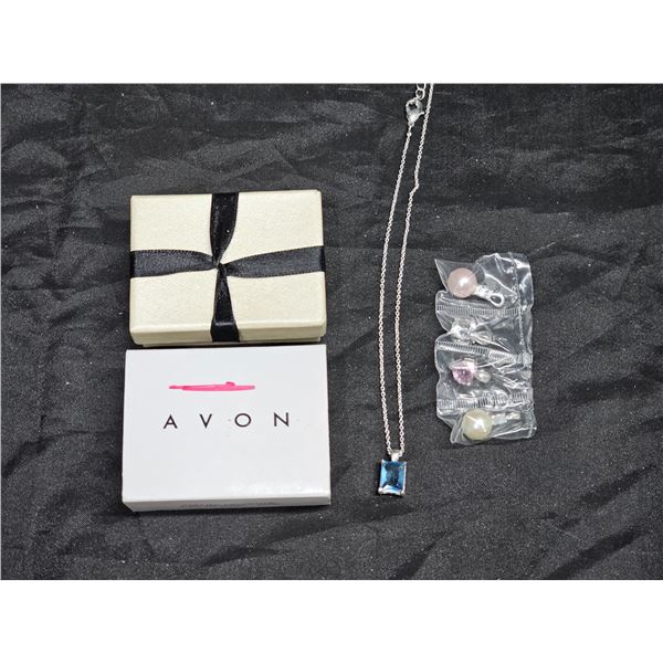 Vintage Avon Daisy-Jane 5 Day Pendant Necklace inc. (1) Chain, (5) Pendants