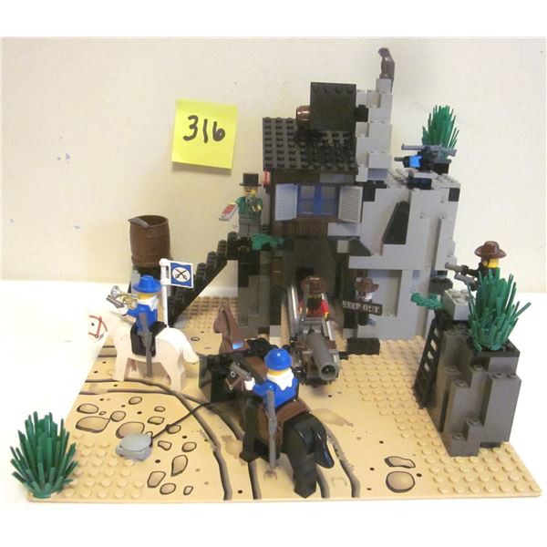 RARE Vintage 1996 Lego #6761 "Bandit Hideout" w/ Baseplate