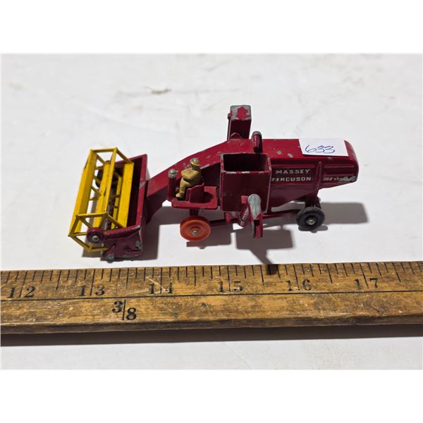 Toy combine Massey Ferguson #780
