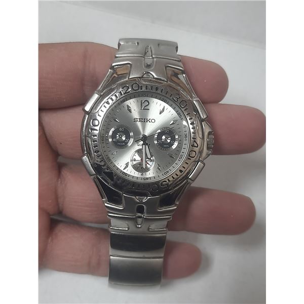 VINTAGE SEIKO QTZ,NEW BATT,   RUNS