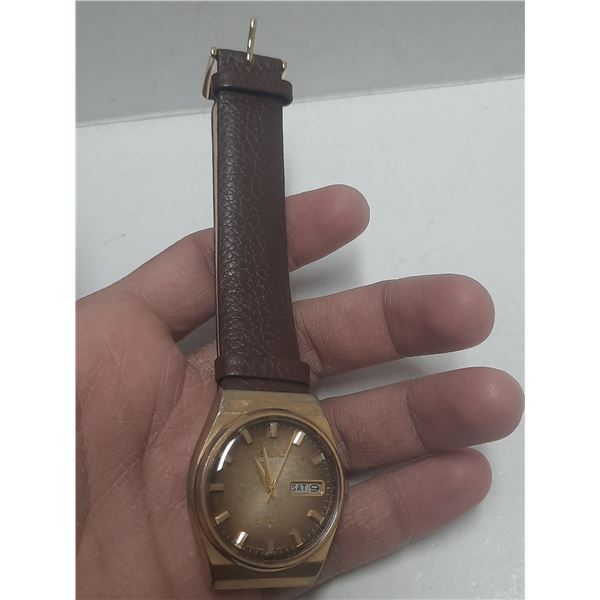 VINTAGE SEIKO QTZ  7546-8159 DAY/DATE @ 3, RUNS, X-LGE BAND