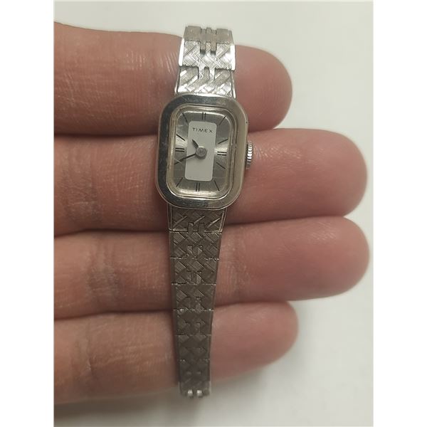 VINTAGE LADIES TIMEX MAN WIND, RUNS
