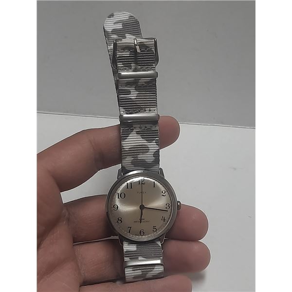VINTAGE  TIMEX AUTO WIND, RUNS