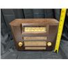 Image 3 : Vintage wood Radio 12"x8"x9" (Not working)
