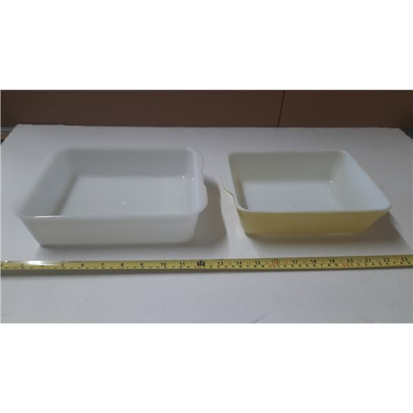 (2) Baking Dishes Antique - One Yellow Pyrex and One White - Proctor Silex Bakeware. (2 Chips)