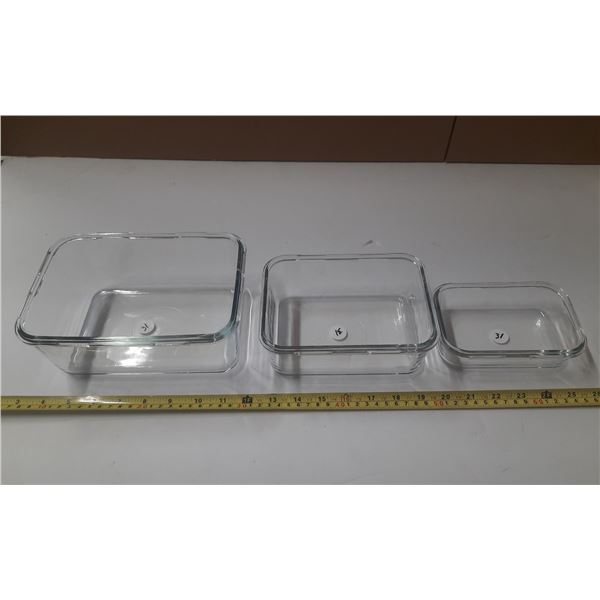 Set of 3 Glass Bakeware. (Large Glass Have Chip)