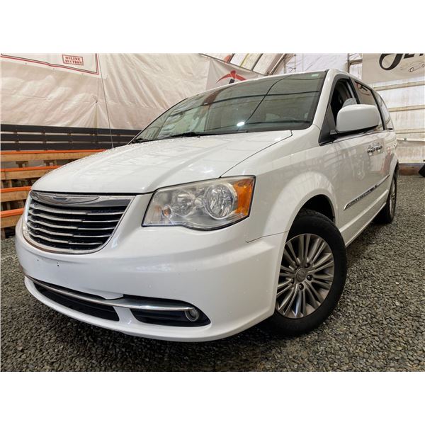 PARKSVILLE - 2014 CHRYSLER TOWN AND COUNTRY WHITE  235345 KMS - D231156
