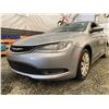Image 2 : PARKSVILLE - 2017 CHRYSLER 200 GREY 178448 KMS - D507577