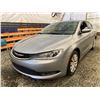 Image 3 : PARKSVILLE - 2017 CHRYSLER 200 GREY 178448 KMS - D507577