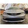 Image 5 : PARKSVILLE - 2017 CHRYSLER 200 GREY 178448 KMS - D507577