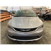 Image 6 : PARKSVILLE - 2017 CHRYSLER 200 GREY 178448 KMS - D507577