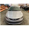 Image 7 : PARKSVILLE - 2017 CHRYSLER 200 GREY 178448 KMS - D507577