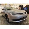 Image 8 : PARKSVILLE - 2017 CHRYSLER 200 GREY 178448 KMS - D507577