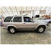 Image 11 : PARKSVILLE - 2002 NISSAN PATHFINDER SILVER 266761 KMS - B704909