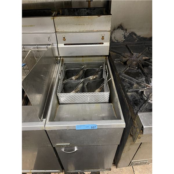 Pitco stainless steel commercial deep fryer - 15x31x36" - Tested & working