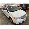 Image 10 : PARKSVILLE - 2014 CHRYSLER TOWN AND COUNTRY WHITE  235345 KMS - D231156