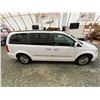 Image 12 : PARKSVILLE - 2014 CHRYSLER TOWN AND COUNTRY WHITE  235345 KMS - D231156
