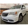 Image 1 : PARKSVILLE - 2014 CHRYSLER TOWN AND COUNTRY WHITE  235345 KMS - D231156