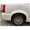 Image 27 : PARKSVILLE - 2014 CHRYSLER TOWN AND COUNTRY WHITE  235345 KMS - D231156
