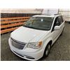 Image 4 : PARKSVILLE - 2014 CHRYSLER TOWN AND COUNTRY WHITE  235345 KMS - D231156