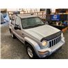 Image 10 : PARKSVILLE - 2002 JEEP LIBERTY SILVER 233807 KMS - B195112